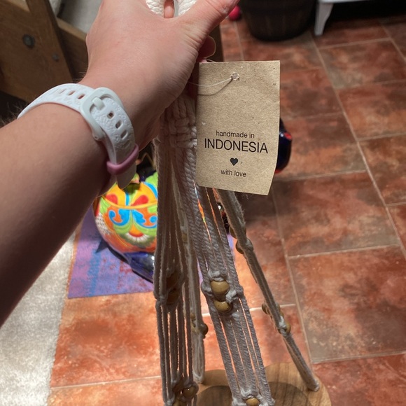 Macramé and wood heart-shaped hanging plant stand - Picture 3 of 8